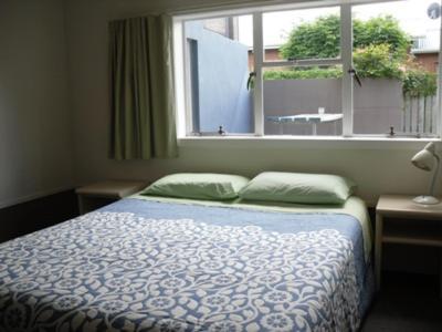 Holly's Backpackers