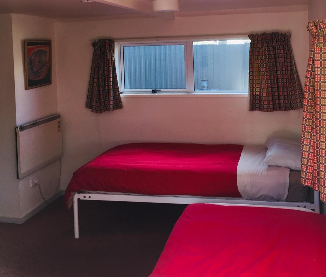 Holly's Backpackers *
