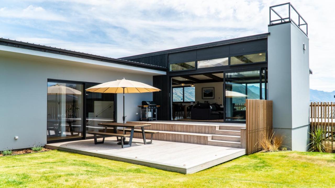Holiday home Farrant Drive - Sleeps 8 - & Mountain Views - Modern & Stylish