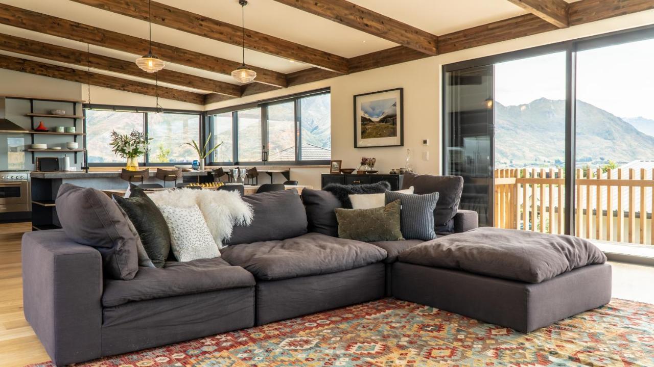 Farrant Drive - Sleeps 8 - & Mountain Views - Modern & Stylish
