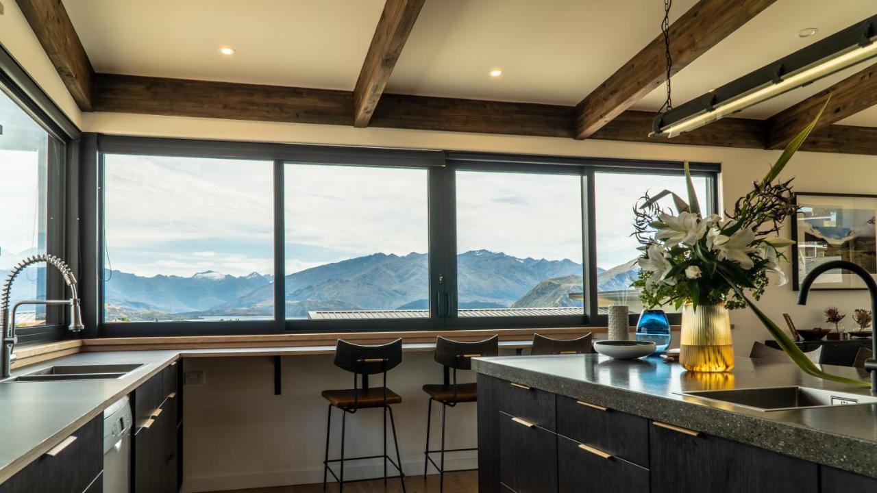Holiday home Farrant Drive - Sleeps 8 - & Mountain Views - Modern & Stylish