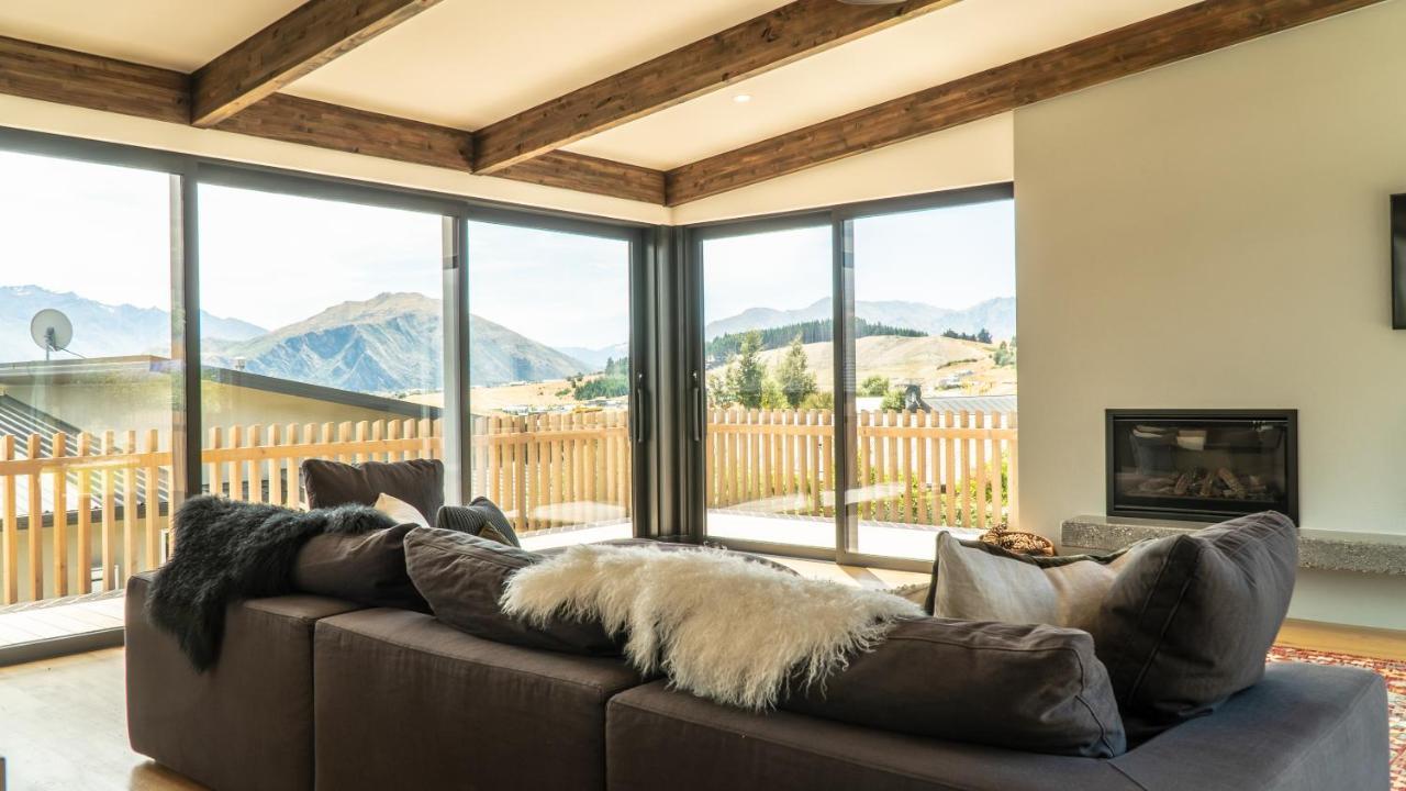 Farrant Drive - Sleeps 8 - & Mountain Views - Modern & Stylish Holiday home Wanaka