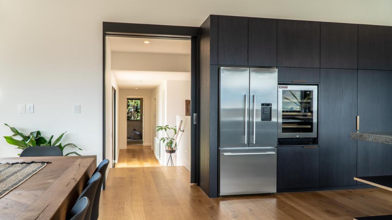 Farrant Drive - Sleeps 8 - & Mountain Views - Modern & Stylish *