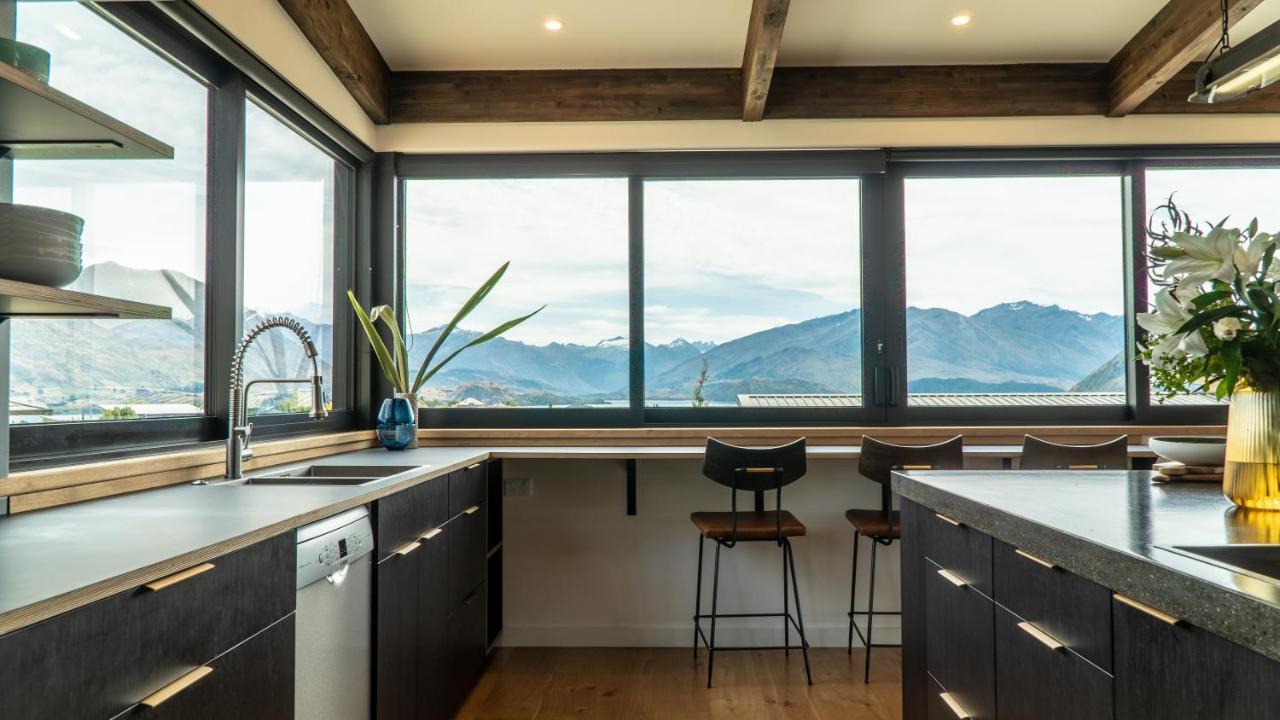 Farrant Drive - Sleeps 8 - & Mountain Views - Modern & Stylish Holiday home
