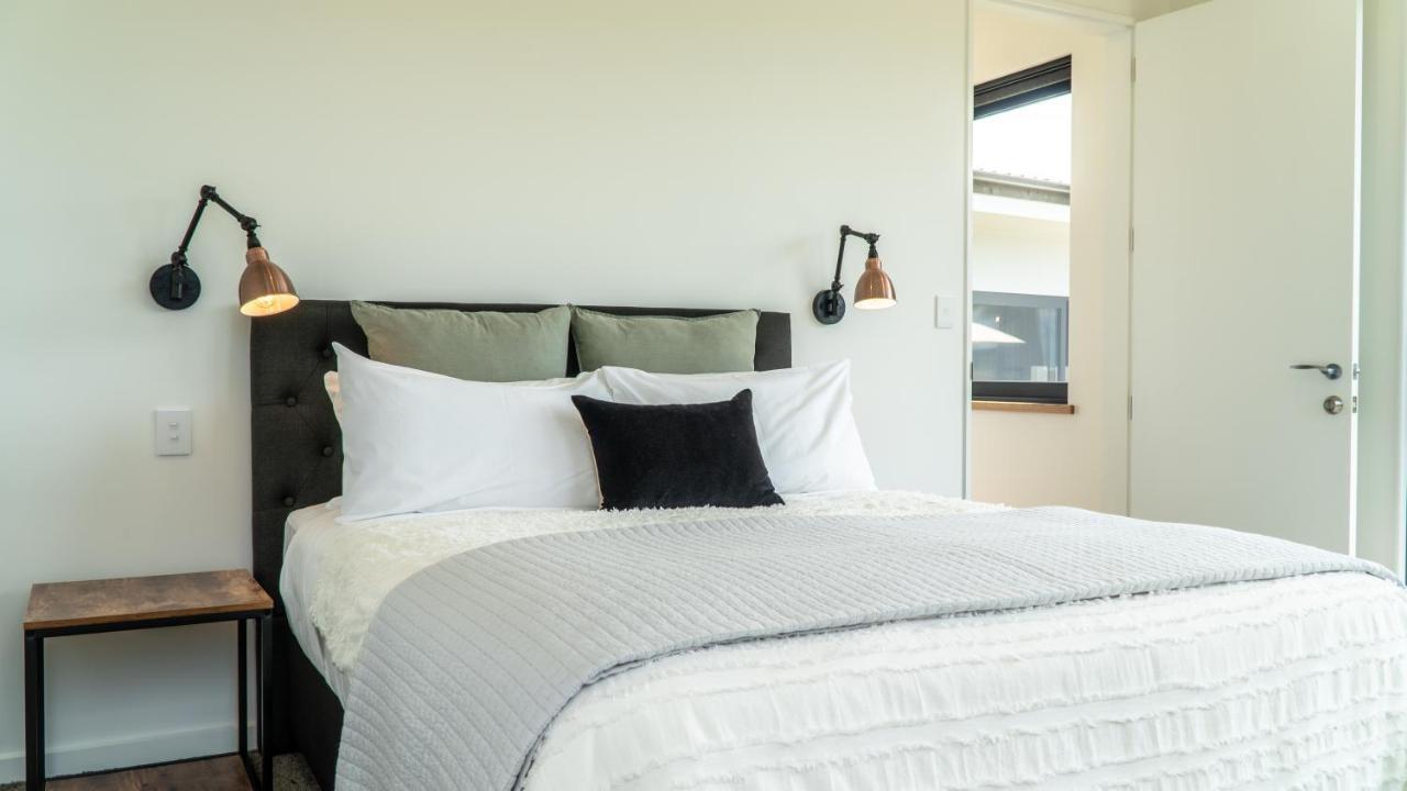 Holiday home Farrant Drive - Sleeps 8 - & Mountain Views - Modern & Stylish Wanaka