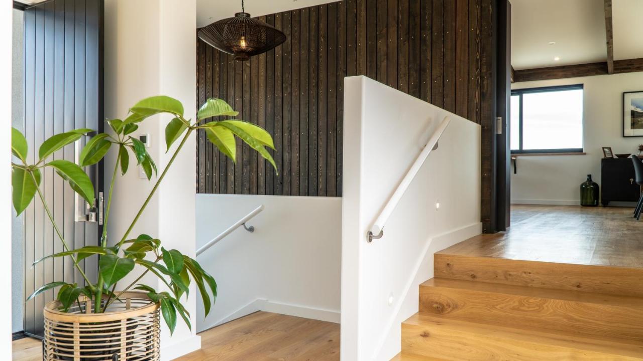 Farrant Drive - Sleeps 8 - & Mountain Views - Modern & Stylish Holiday home