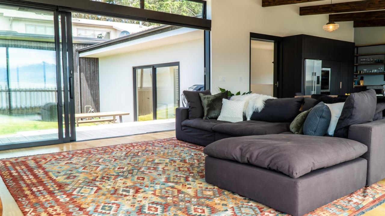 Holiday home Farrant Drive - Sleeps 8 - & Mountain Views - Modern & Stylish *