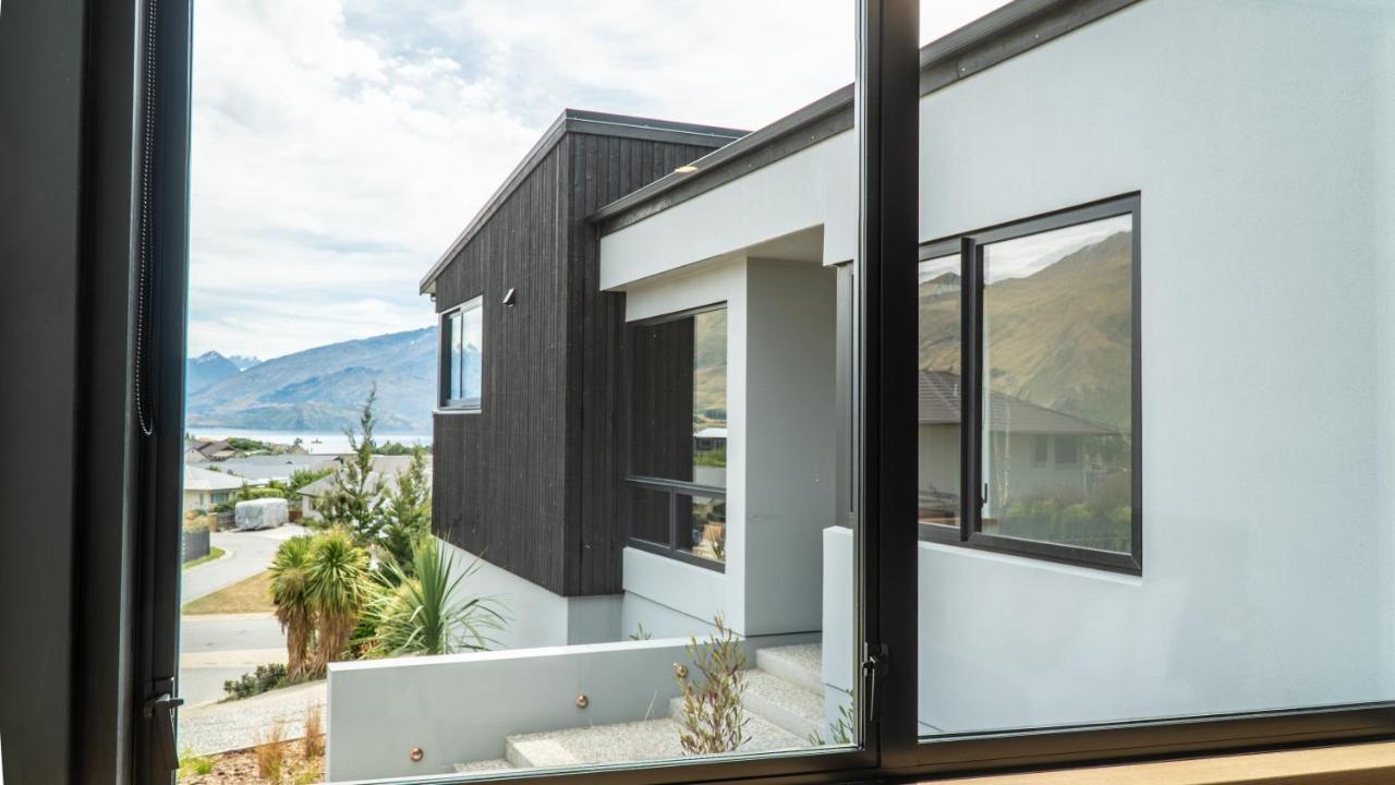 Farrant Drive - Sleeps 8 - & Mountain Views - Modern & Stylish * Wanaka