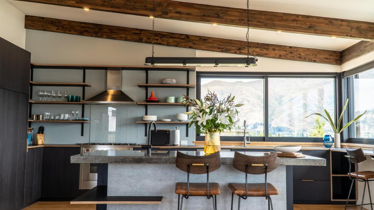 Holiday home Farrant Drive - Sleeps 8 - & Mountain Views - Modern & Stylish Wanaka