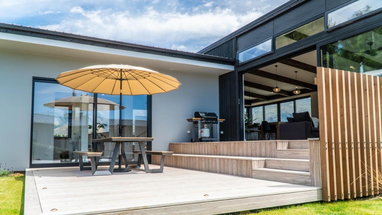 Farrant Drive - Sleeps 8 - & Mountain Views - Modern & Stylish Holiday home