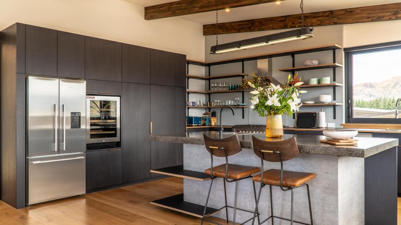 Holiday home Farrant Drive - Sleeps 8 - & Mountain Views - Modern & Stylish Wanaka