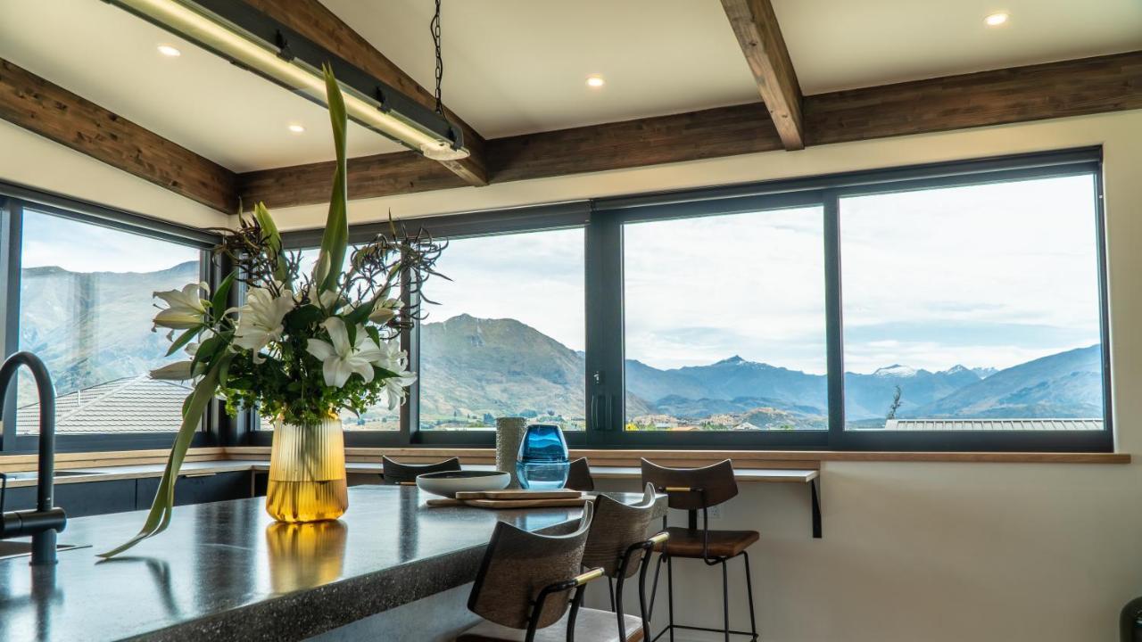 Farrant Drive - Sleeps 8 - & Mountain Views - Modern & Stylish Holiday home *