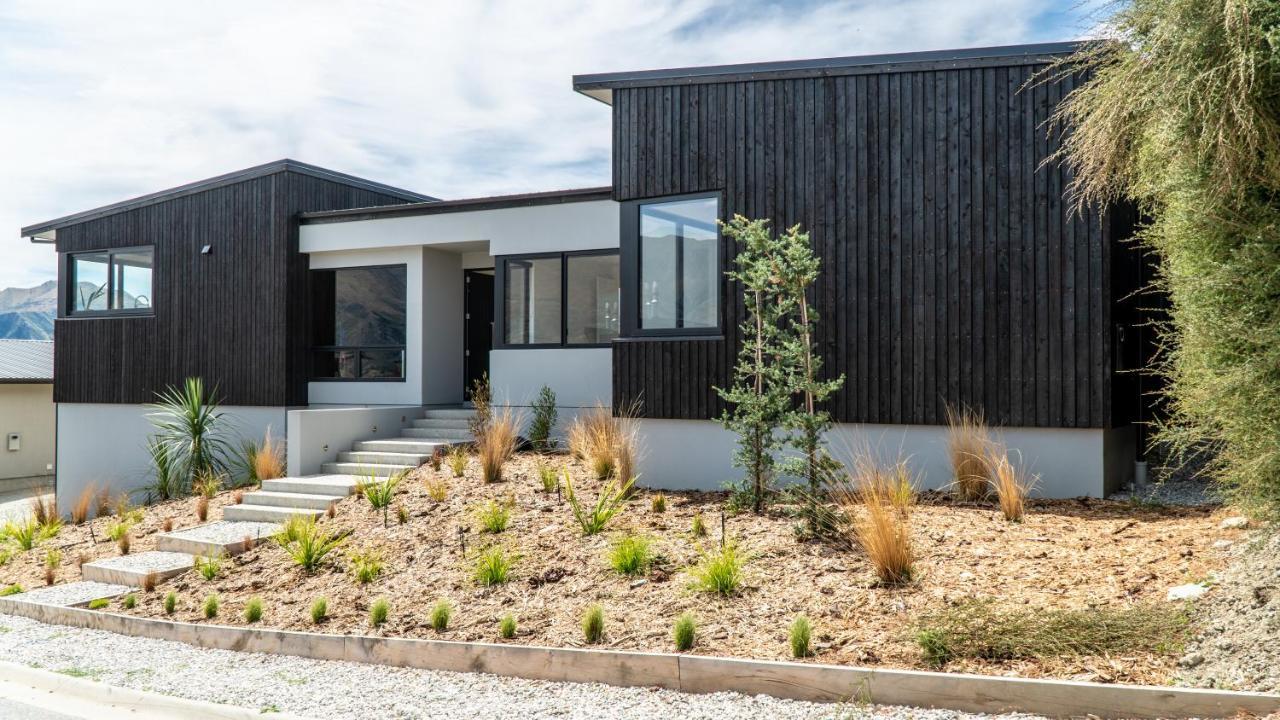 Farrant Drive - Sleeps 8 - & Mountain Views - Modern & Stylish Holiday home Wanaka