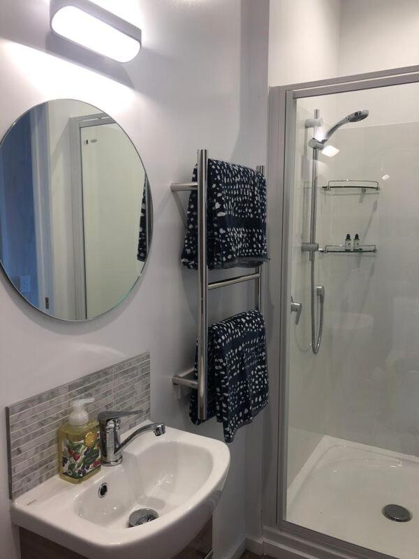 Central | Lake & Mtn Views | Well Appointed Apartment *
