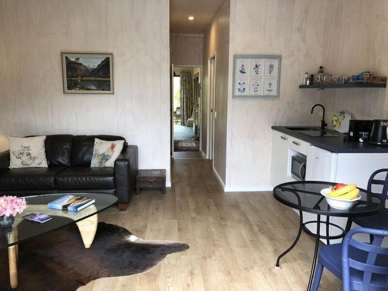 Central | Lake & Mtn Views | Well Appointed Apartment *
