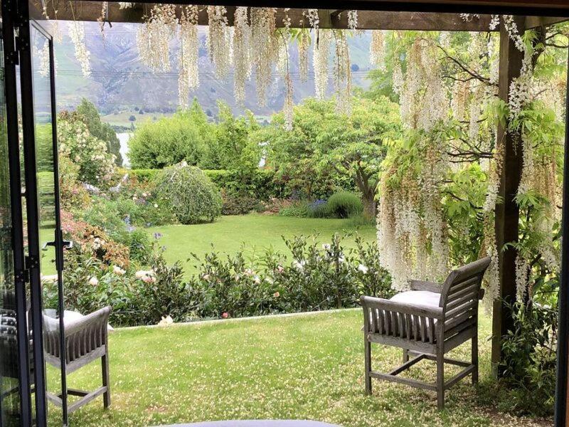 Central | Lake & Mtn Views | Well Appointed Apartment *