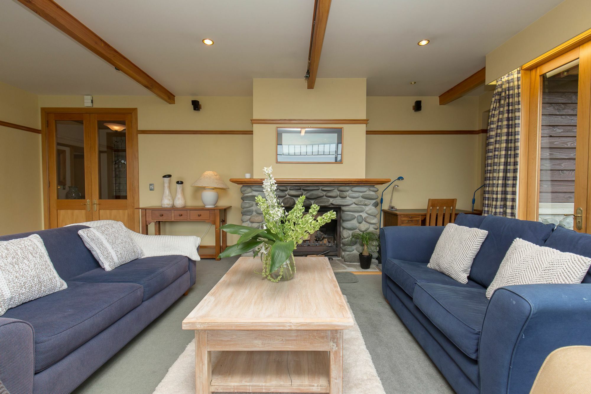 Bullock Creek - Sleeps 8 - & Mountain Views - Private & Secluded Holiday home