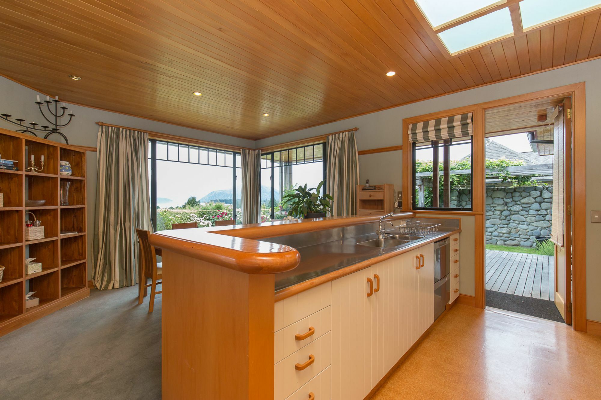 Bullock Creek - Sleeps 8 - & Mountain Views - Private & Secluded Holiday home Wanaka