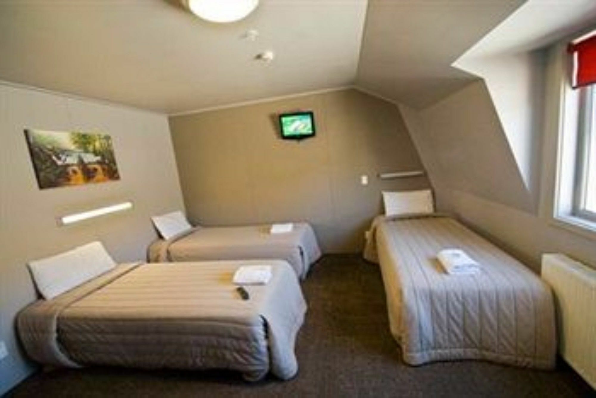 Hostel Base *