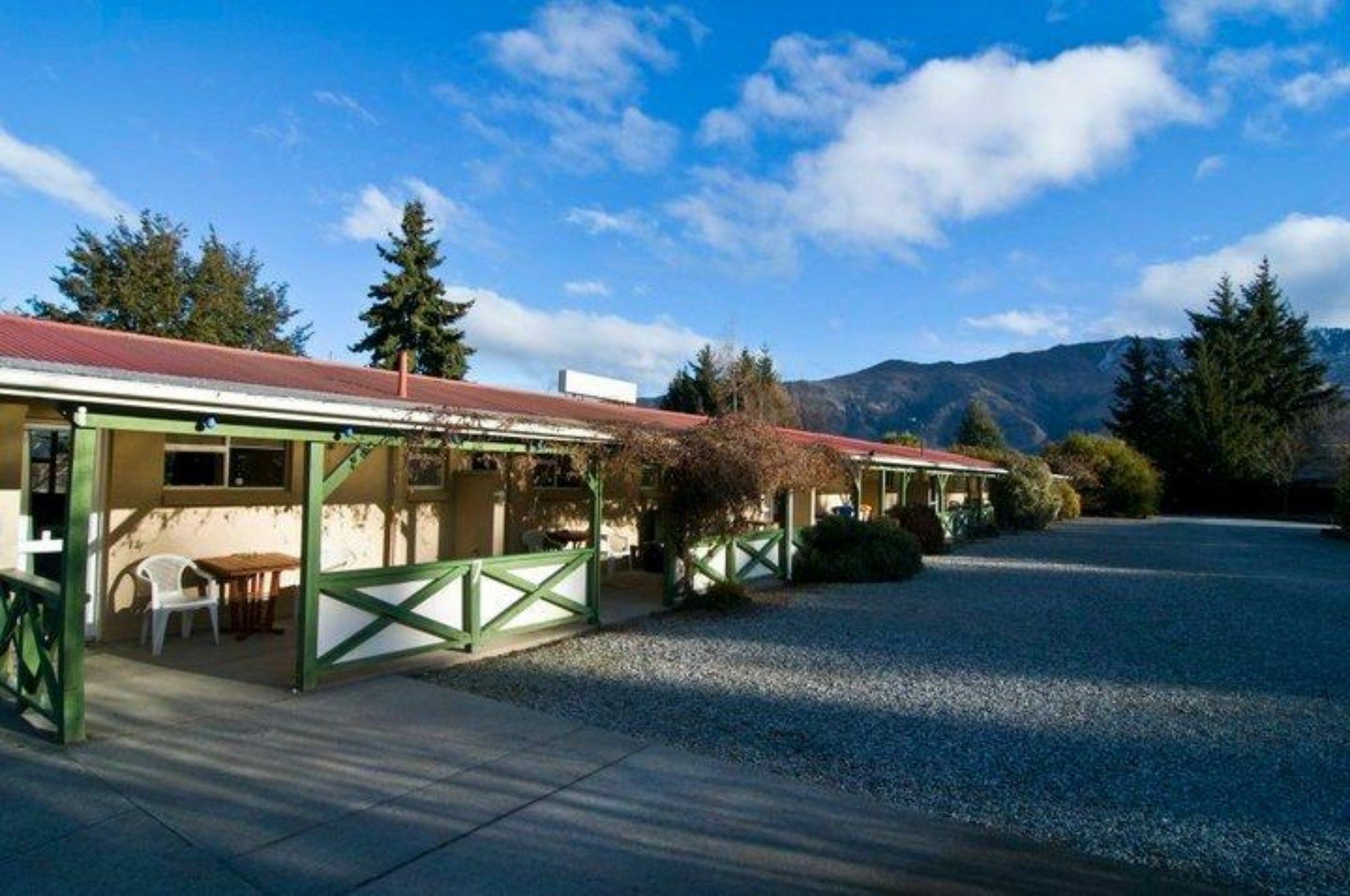 Archway & Motel 4*