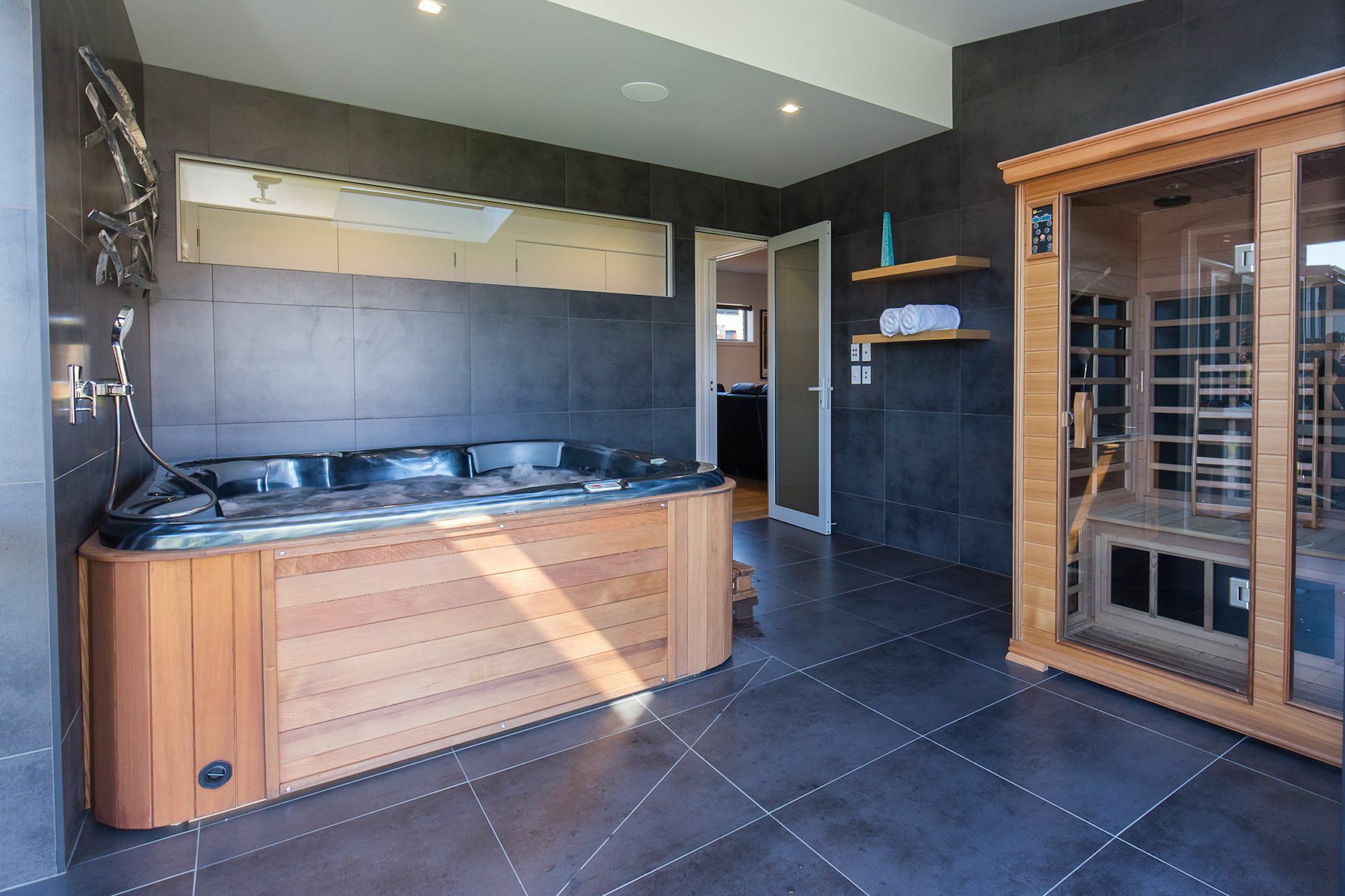 Forest Heights - Sleeps 8 - & Mountain Views - Pool & Sauna