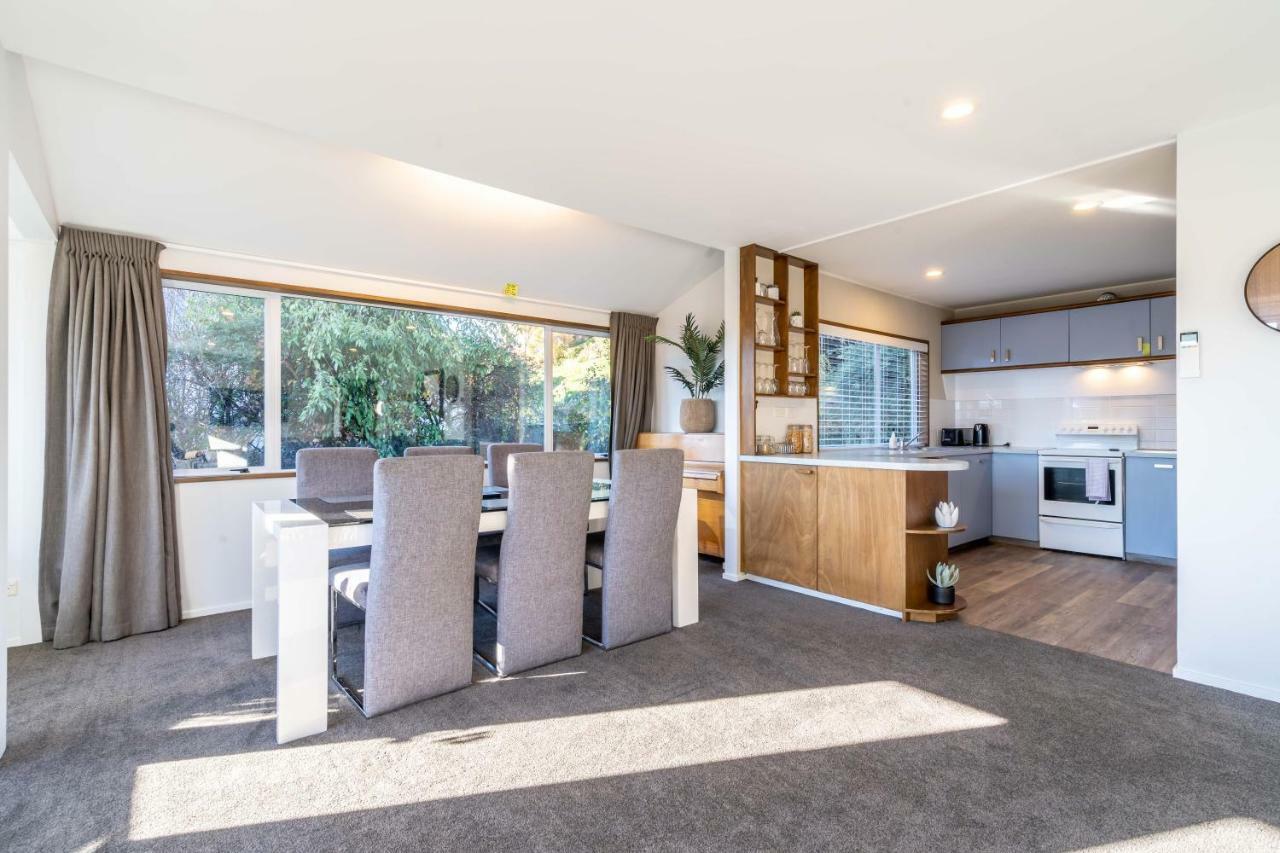 Walk To Town, & Mountain Views Holiday home Wanaka