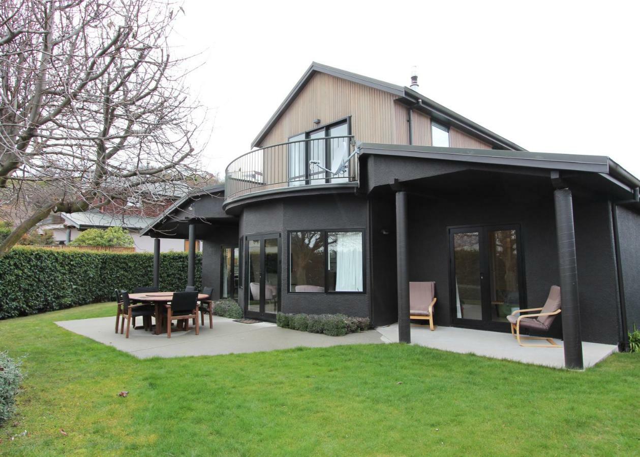 33 - Location Location, Right Amongst It Holiday home