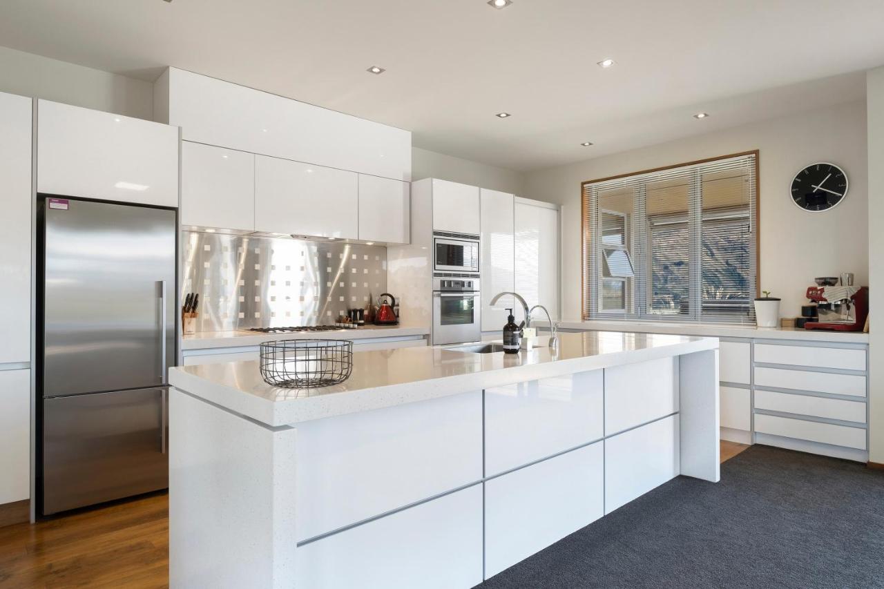 Infinity Views - Modern Holiday home Wanaka