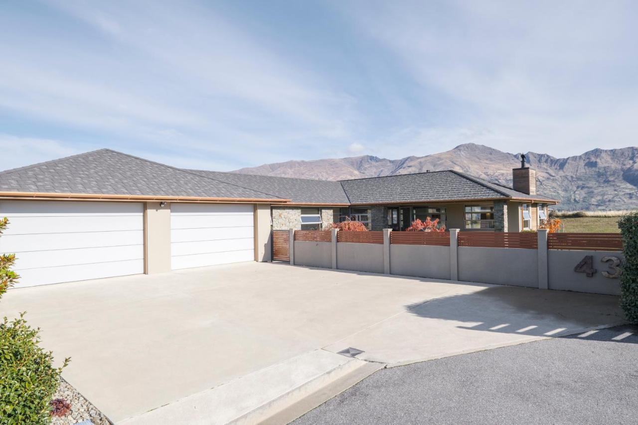 Infinity Views - Modern Holiday home Wanaka