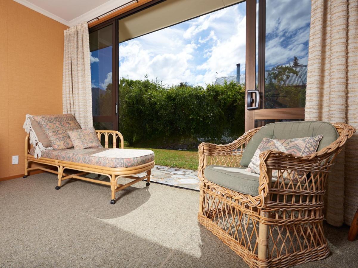 Lakeside Serenity - *
