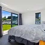 Karearea Views - Wanaka Holiday Home