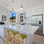 Karearea Views - Wanaka Holiday Home