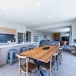 Serenity Haven: Retreat With Panoramic Views