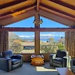 Retro Ski Lodge - Wanaka Holiday Home