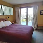 Retro Ski Lodge - Wanaka Holiday Home