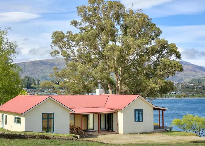 The Lakefront Gem - Wanaka Holiday Home