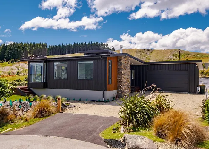 Karearea Views - Wanaka Holiday Home
