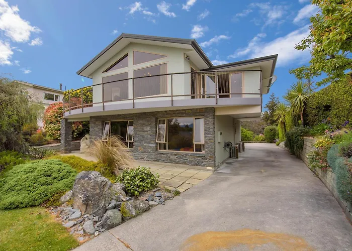 Retro Ski Lodge - Wanaka Holiday Home
