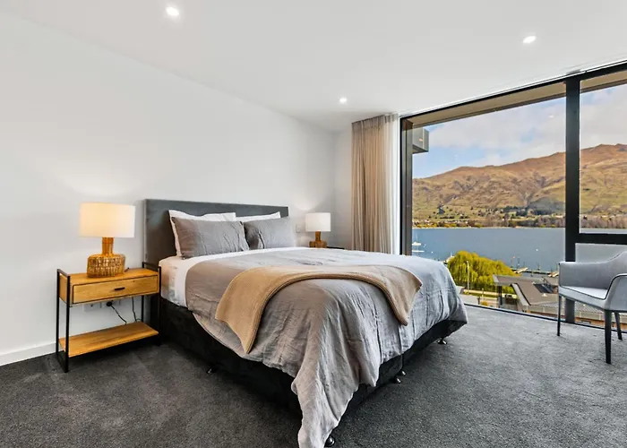 Penthouse With Marina Views - Studio Or Two Bedroom Apartment