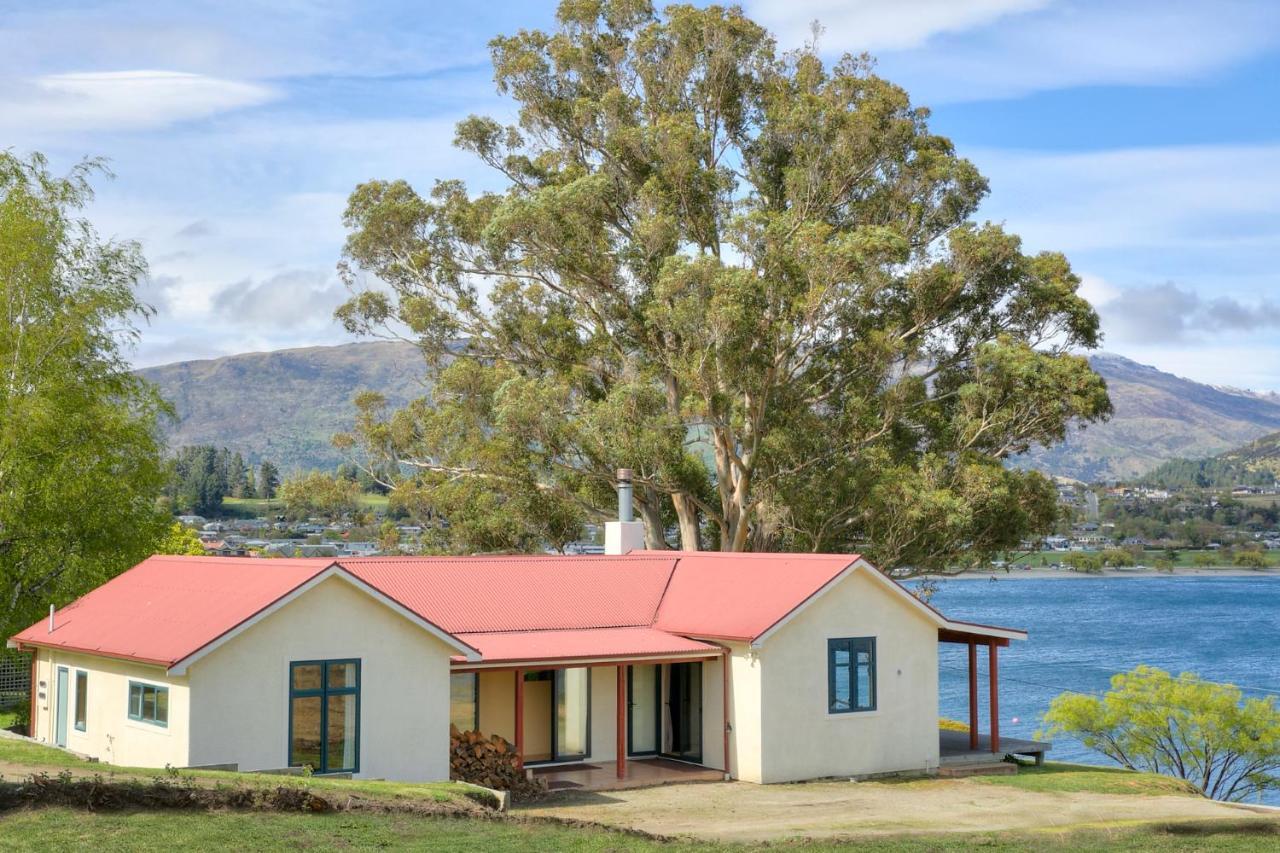 The Lakefront Gem - Holiday home Wanaka