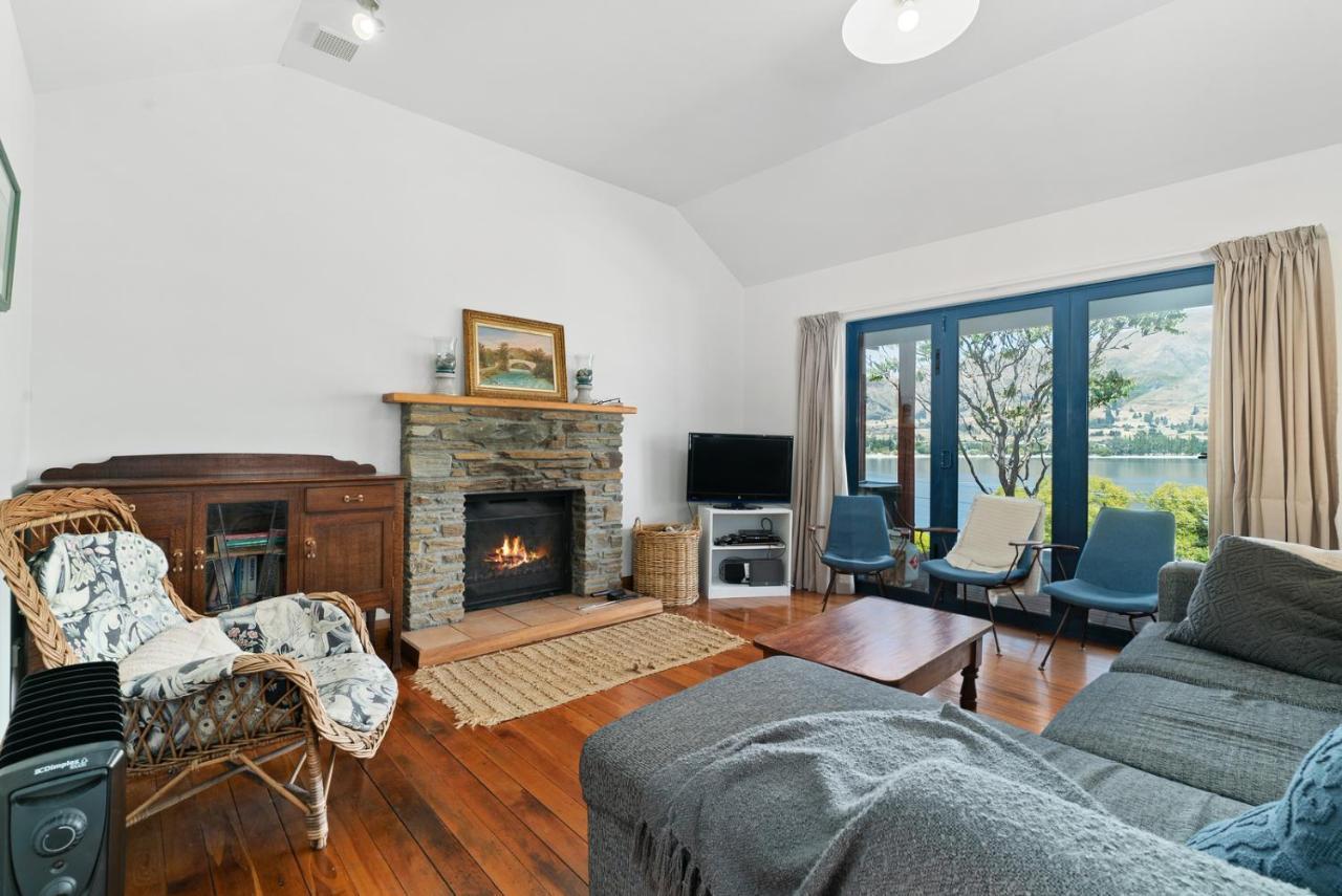 The Lakefront Gem - Holiday home Wanaka