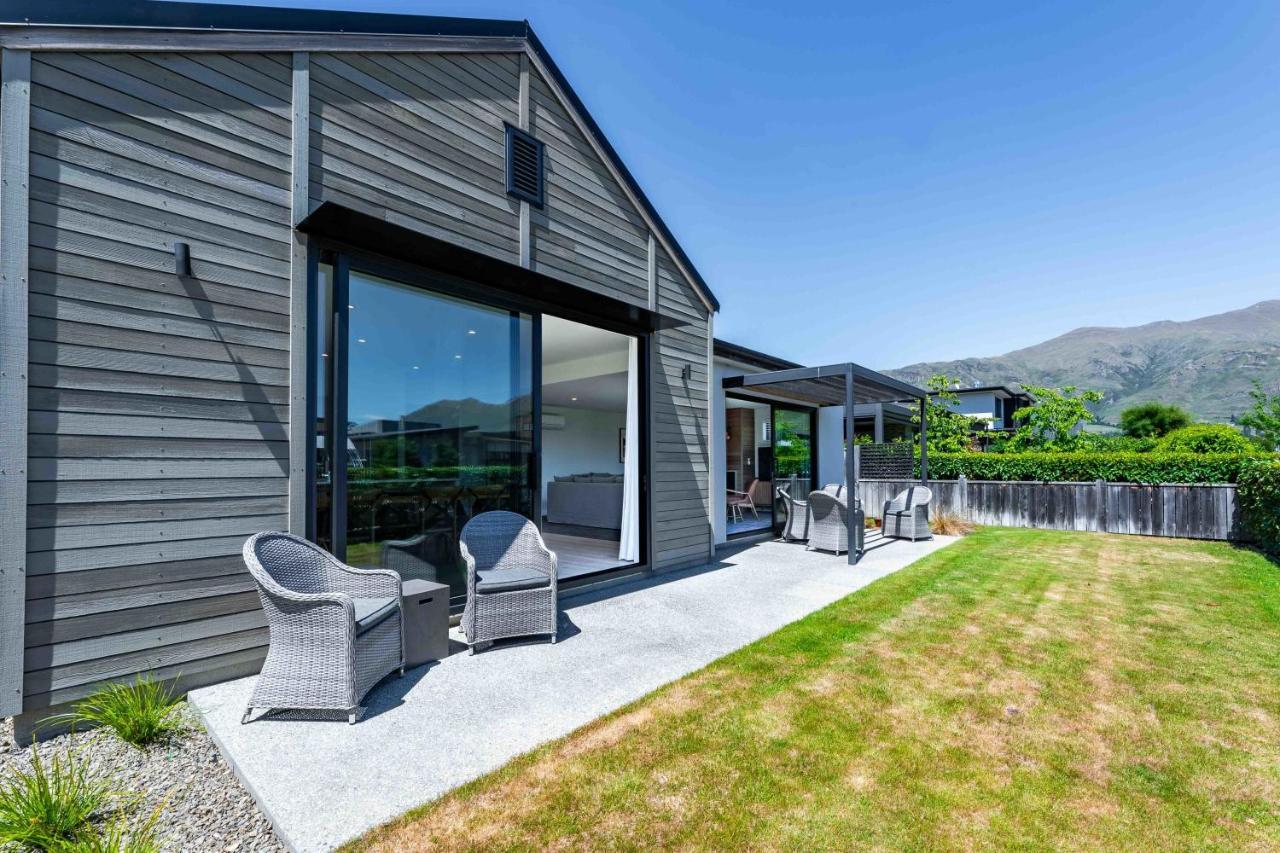 Serenity Haven: Retreat With Panoramic Views *