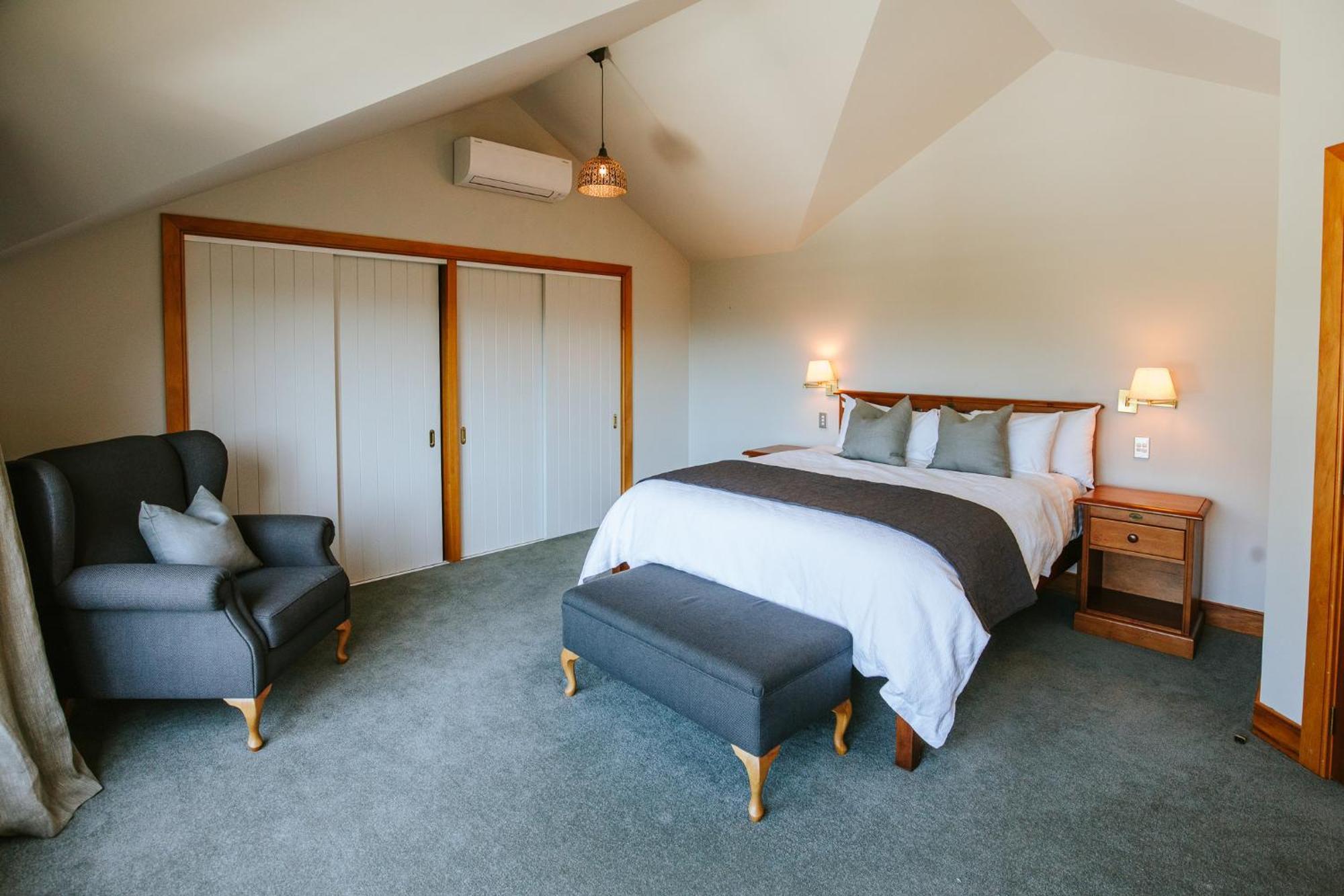 Bullock Creek - Sleeps 8 - & Mountain Views - Private & Secluded Holiday home *