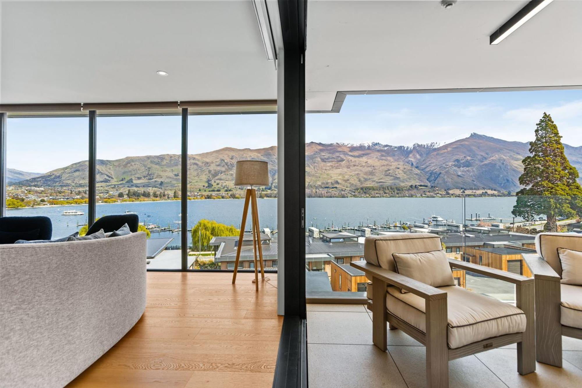 Penthouse With Marina Views - Or Two Bedroom Apartment Wanaka