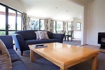 Clearbrook & Serviced Hotel