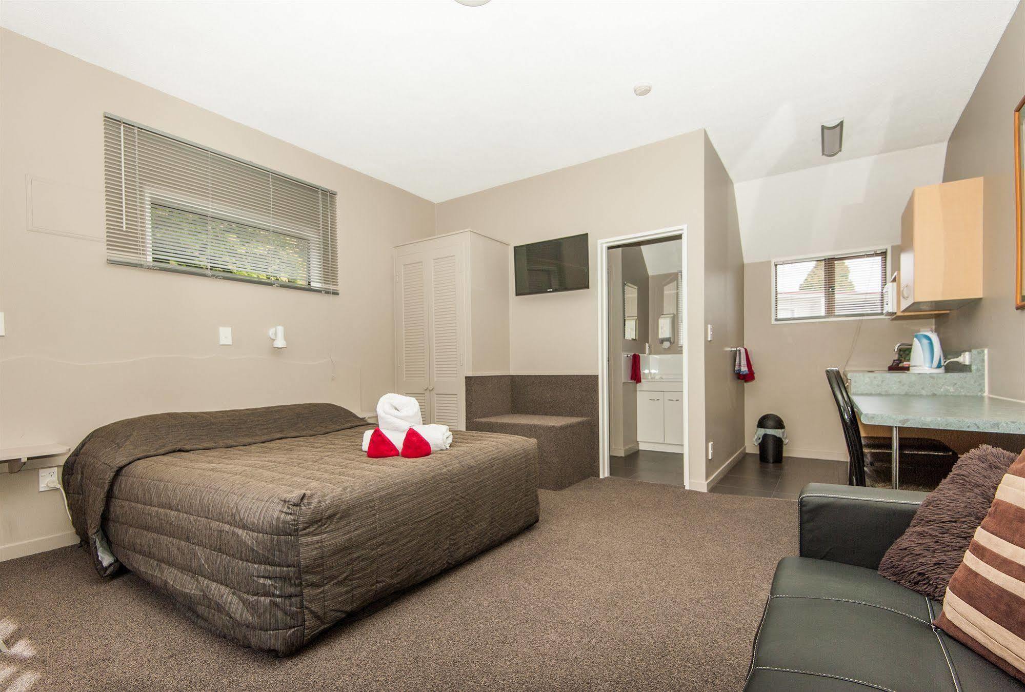 Manuka Crescent