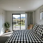 Bull Ridge Retreat - Sleeps 6 - Spa Pool - Sauna - Mountain Views