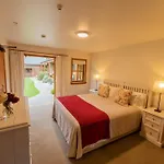 Wanaka Homestead Lodge & Cottages