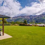 Hilltop Blue Views - Wanaka Holiday Home