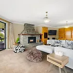 Hilltop Blue Views - Wanaka Holiday Home